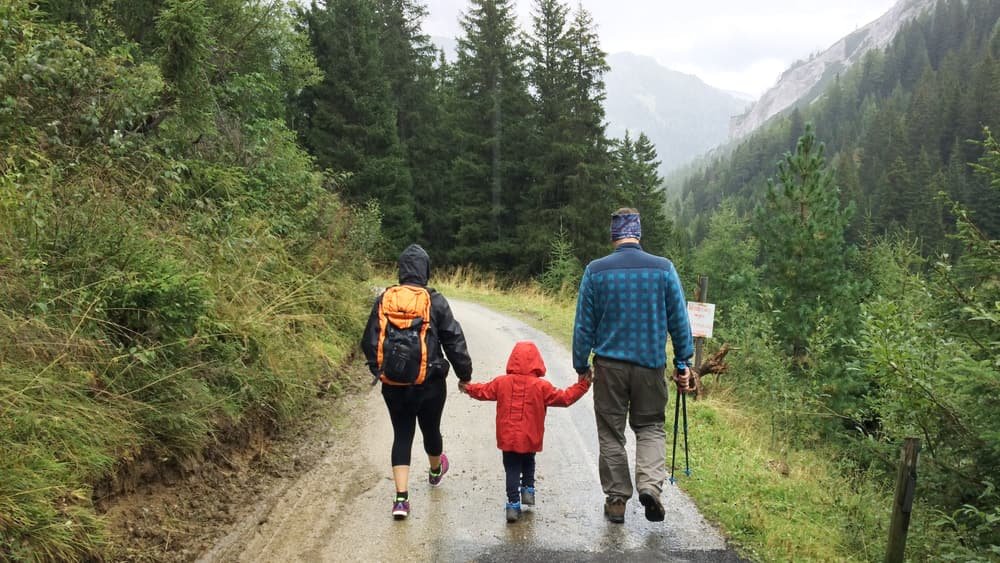 You are currently viewing Hiking with Kids: How to Make It Fun and Safe for the Whole Family